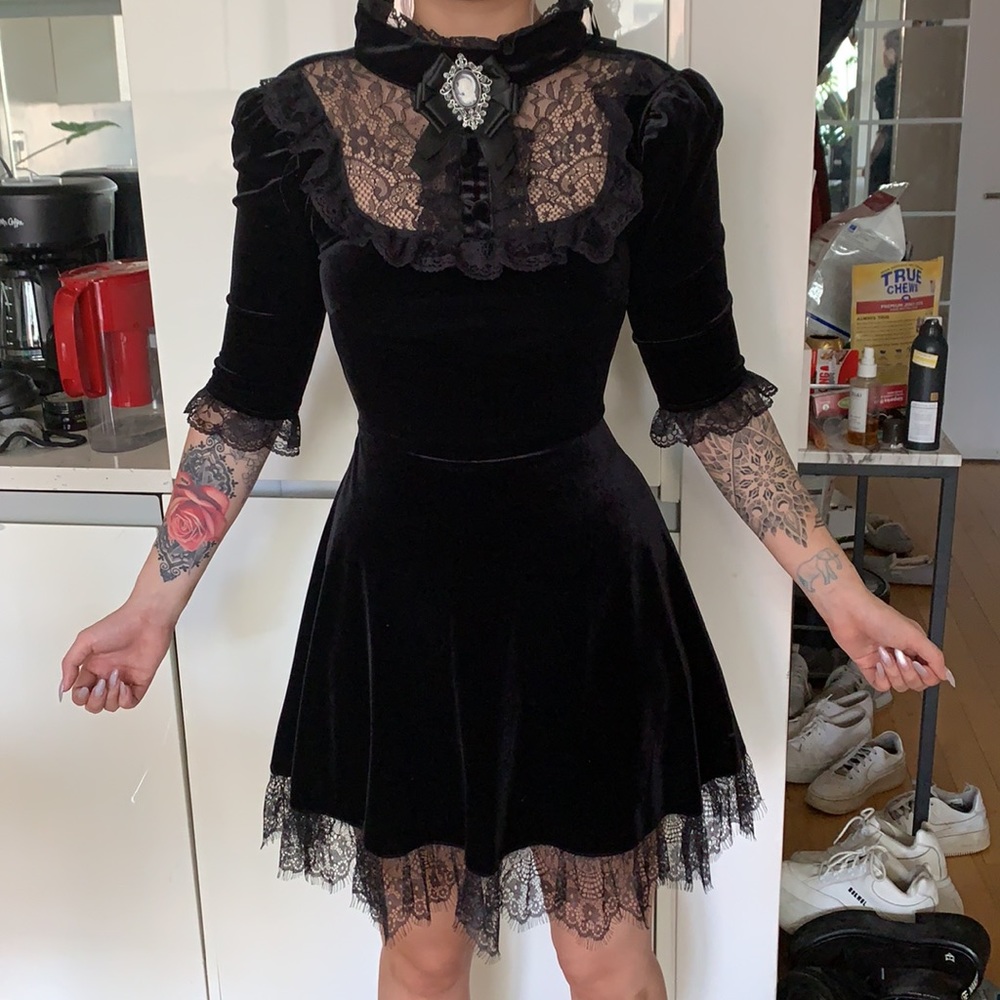 Widow velvet dress
